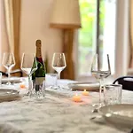 Charming French Style With Eiffel Tower View Prime Location Near Attractions Apartament
