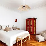 Charming French Style With Eiffel Tower View Prime Location Near Attractions
