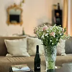 Apartament Charming French Style With Eiffel Tower View Prime Location Near Attractions Paryż