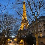 Charming French Style With Eiffel Tower View Prime Location Near Attractions