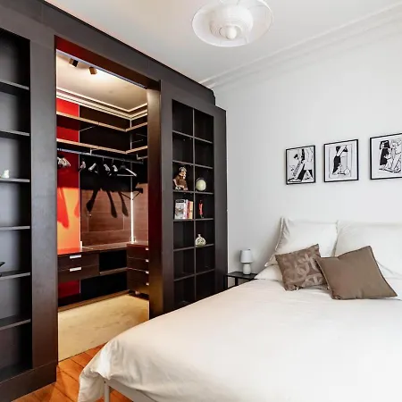 Apartment Charming French Style With Eiffel Tower View Prime Location Near Attractions