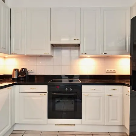 Charming French Style With Eiffel Tower View Prime Location Near Attractions Apartment *