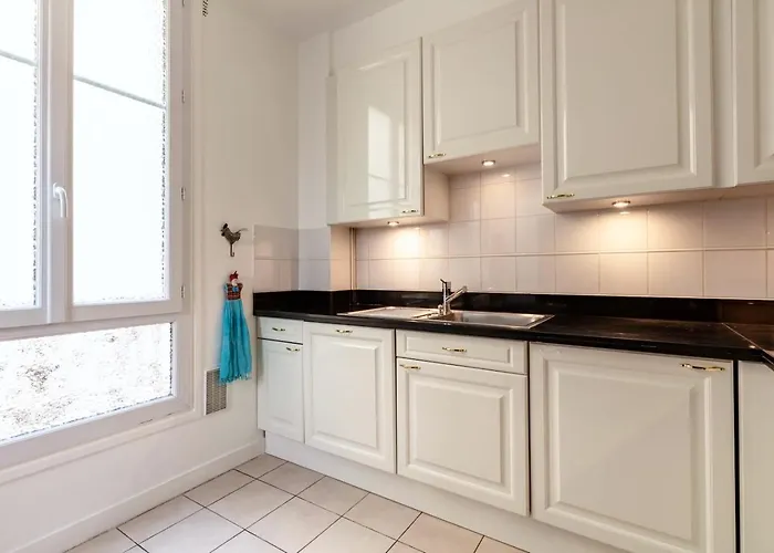 Charming French Style With Eiffel Tower View Prime Location Near Attractions Διαμέρισμα *
