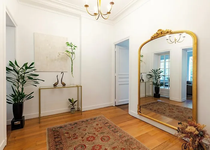 Charming French Style With Eiffel Tower View Prime Location Near Attractions Διαμέρισμα