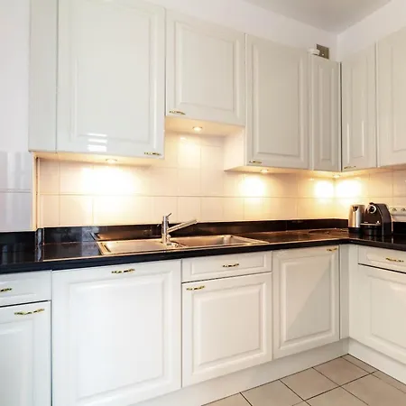 Charming French Style With Eiffel Tower View Prime Location Near Attractions