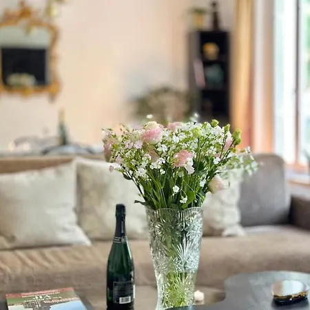 Charming French Style With Eiffel Tower View Prime Location Near Attractions Apartman