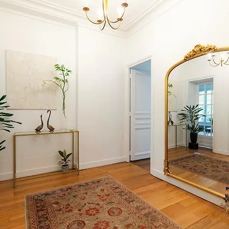 Charming French Style With Eiffel Tower View Prime Location Near Attractions Apartman