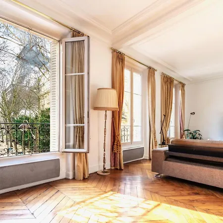 Charming French Style With Eiffel Tower View Prime Location Near Attractions Párizs