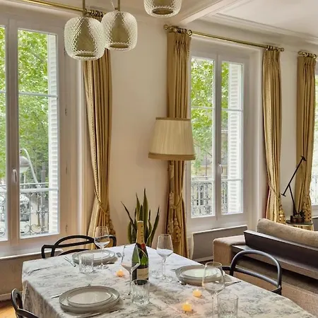 Charming French Style With Eiffel Tower View Prime Location Near Attractions Apartamento