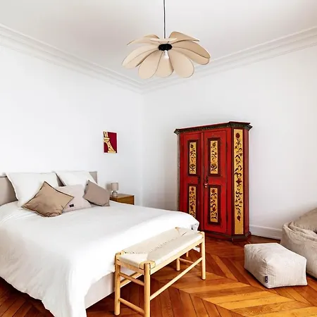 Charming French Style With Eiffel Tower View Prime Location Near Attractions