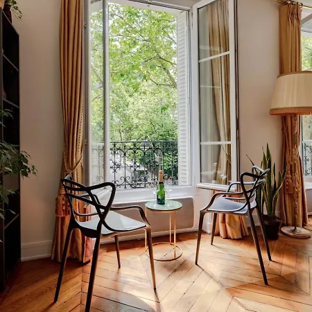 Charming French Style With Eiffel Tower View Prime Location Near Attractions Apartamento