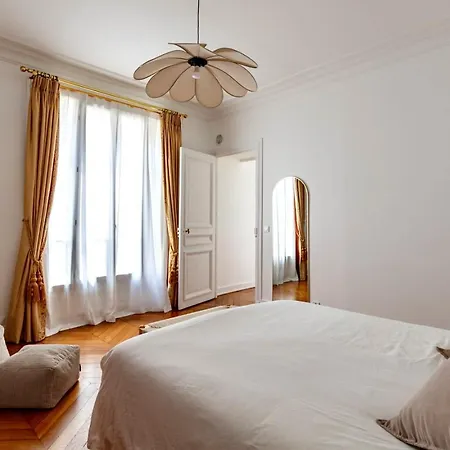 Charming French Style With Eiffel Tower View Prime Location Near Attractions